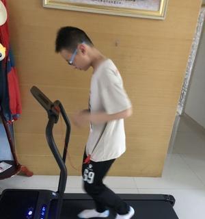 解决小孩跑步机卡住的有效方法（如何安全顺利地解救被卡住的小孩跑步机）