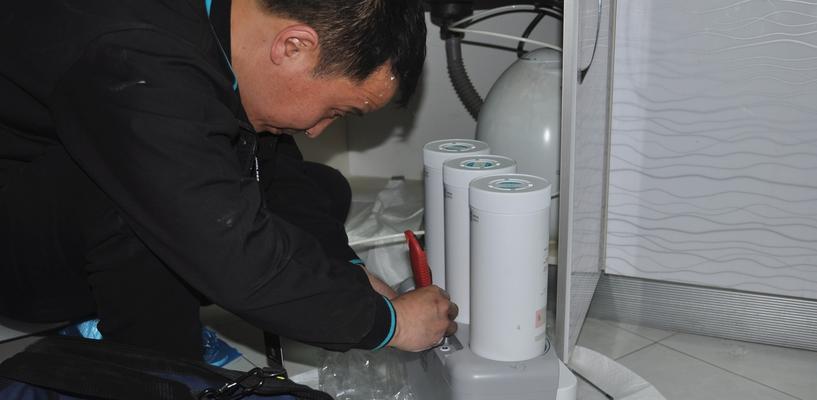解决直饮水机热水异味的方法（消除直饮水机热水异味的实用技巧）