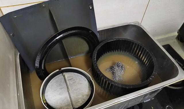 油烟机的油垢如何清洗？清洗步骤和技巧是什么？
